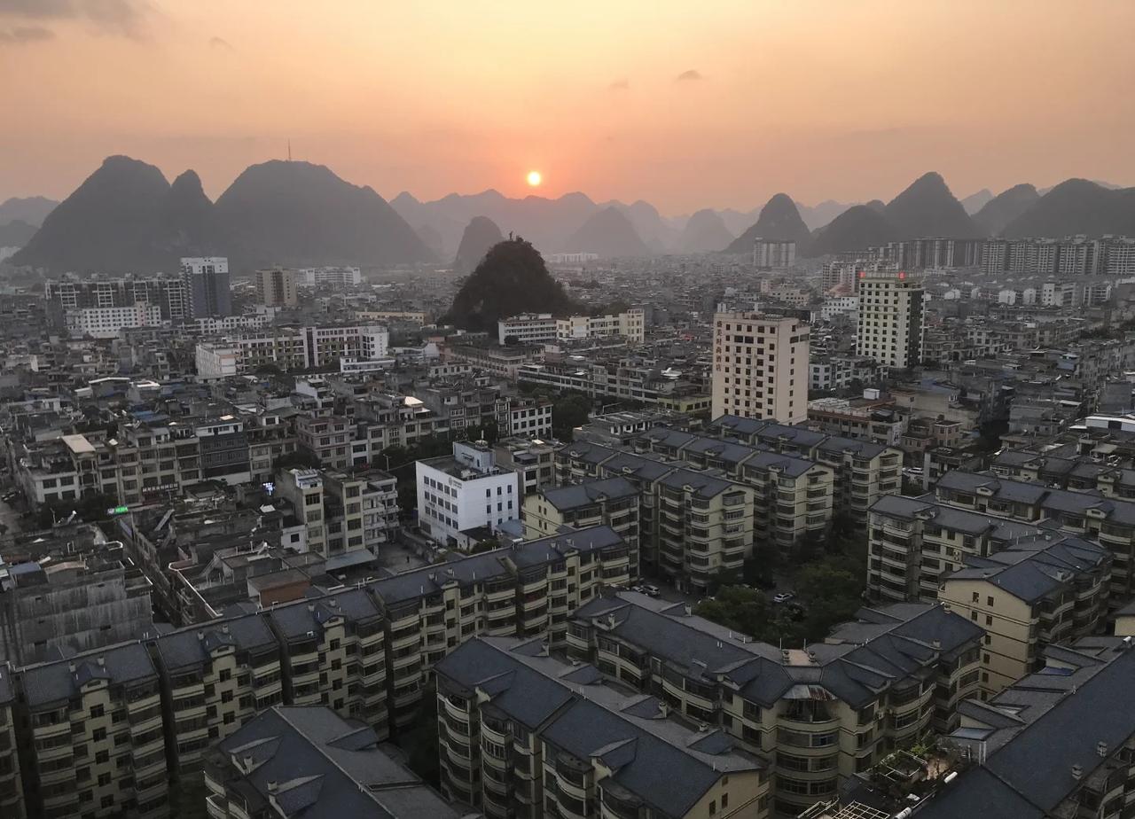 边城黄昏
靖西
日落西山的浪漫 落日独醉晚霞山畔别有人间 傍晚夕阳余晖 只是近黄