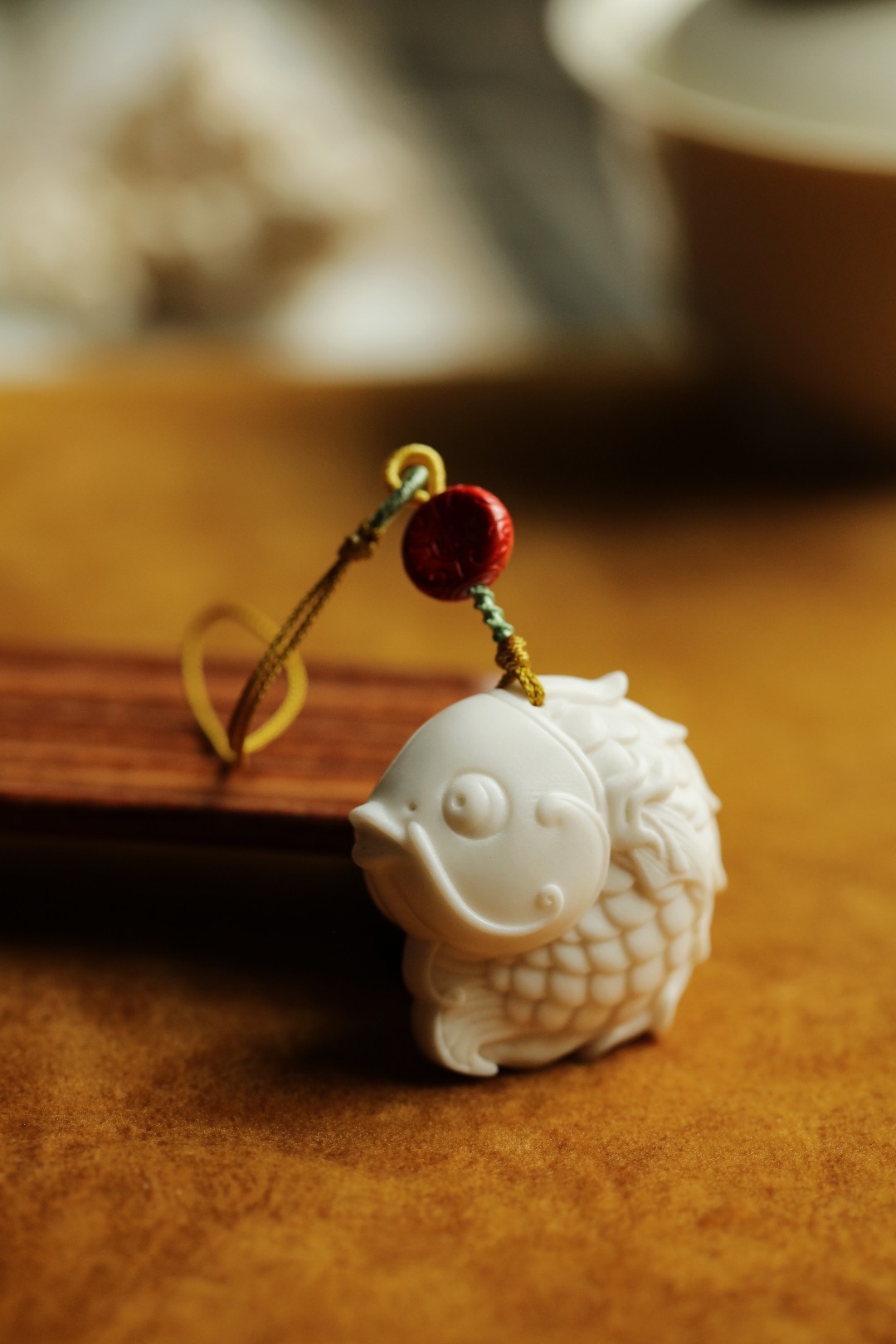 鹿角【龙鱼】挂件料质细腻洁白，手作雕成，刀法气贯，活灵活现，把玩陈列皆好。4*4