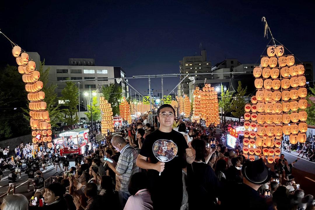 秋田竿灯祭。东风夜放花千树。秋田竿灯祭是日本东北最具代表性的夏季祭典之一，每年8