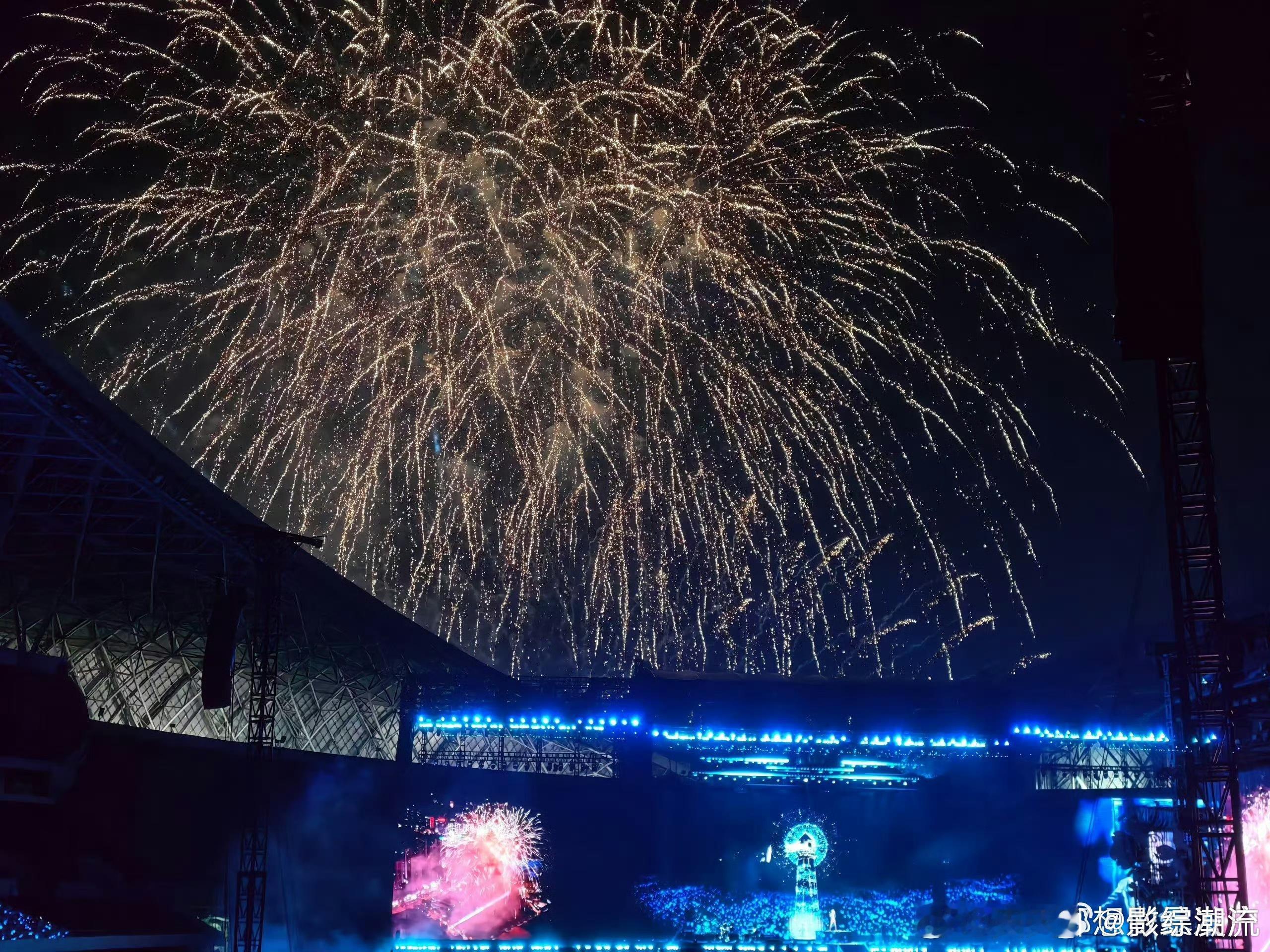 周传雄新巡演首站贵阳 刚从奥体中心走出来耳朵还在嗡嗡响，周传雄这波是真的狠。本以