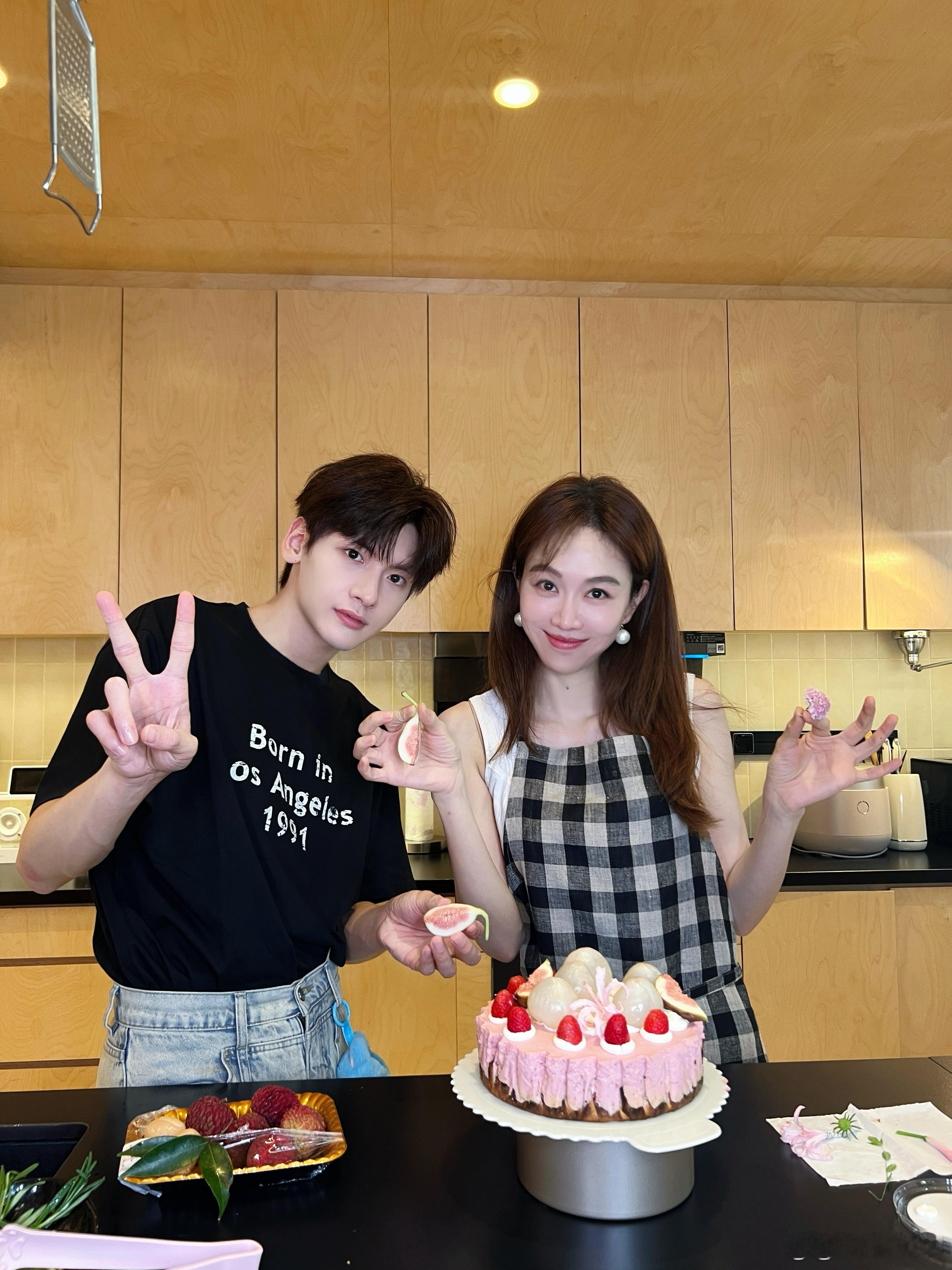 翟潇闻姜妍做蛋糕翟潇闻姜妍一起做蛋糕  中餐厅9今日直播，翟潇闻和姜妍一起做了个