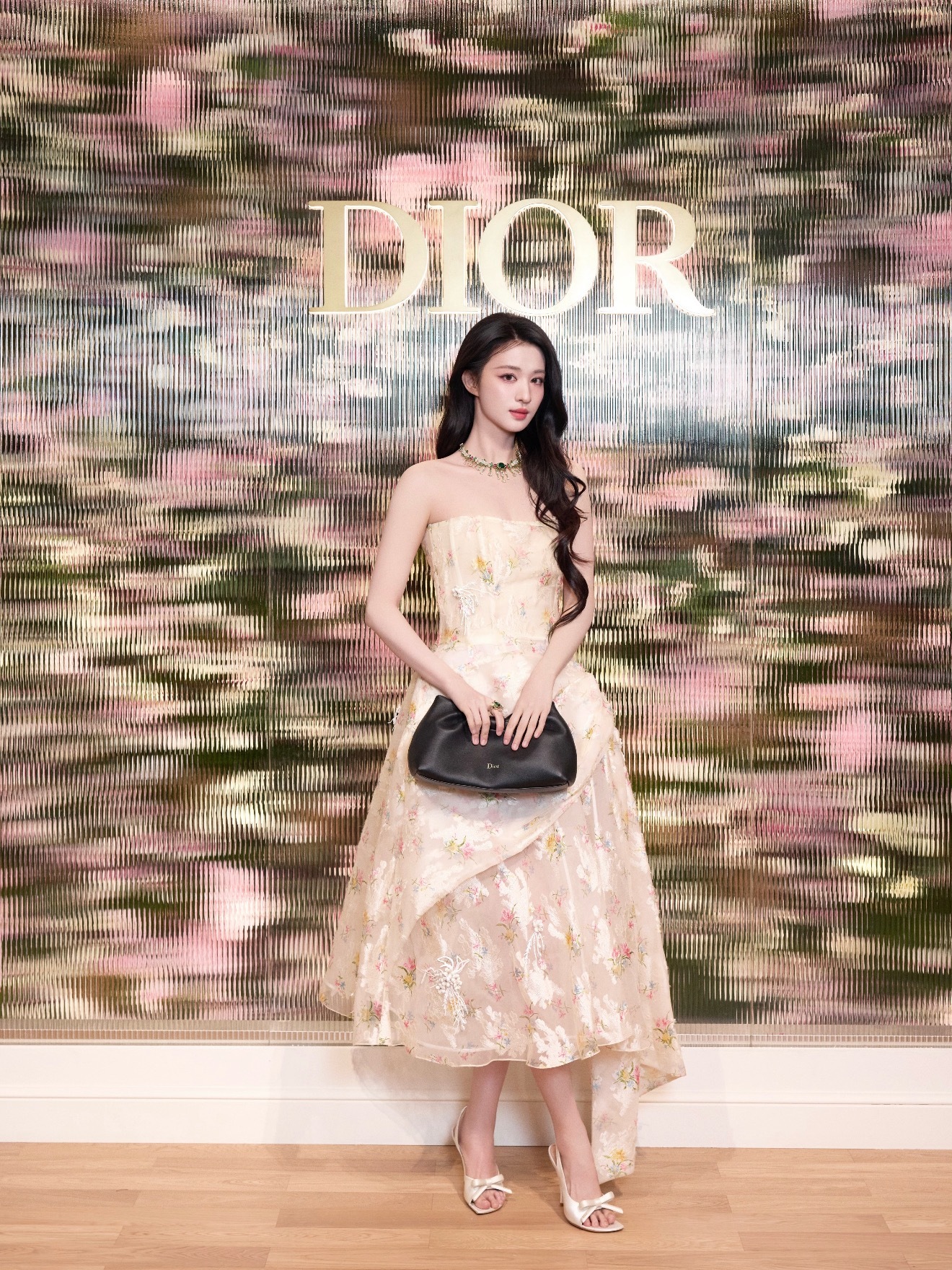 王楚然 全女团队是迪奥高珠宴的下班路哦 不全是船的工作人员 但是这个小船人美心善