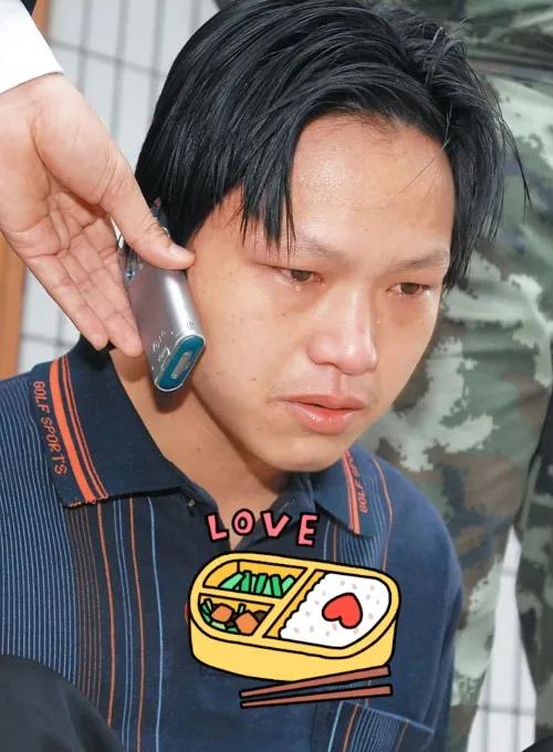 2005年，海南，姚逍被验明正身，准备执行死刑前与奶奶通话时，流下了忏悔的眼泪，