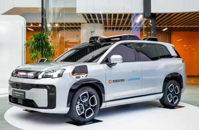 广汽埃安与滴滴自动驾驶联合打造的新一代Robotaxi R2在广汽埃安工厂正式量