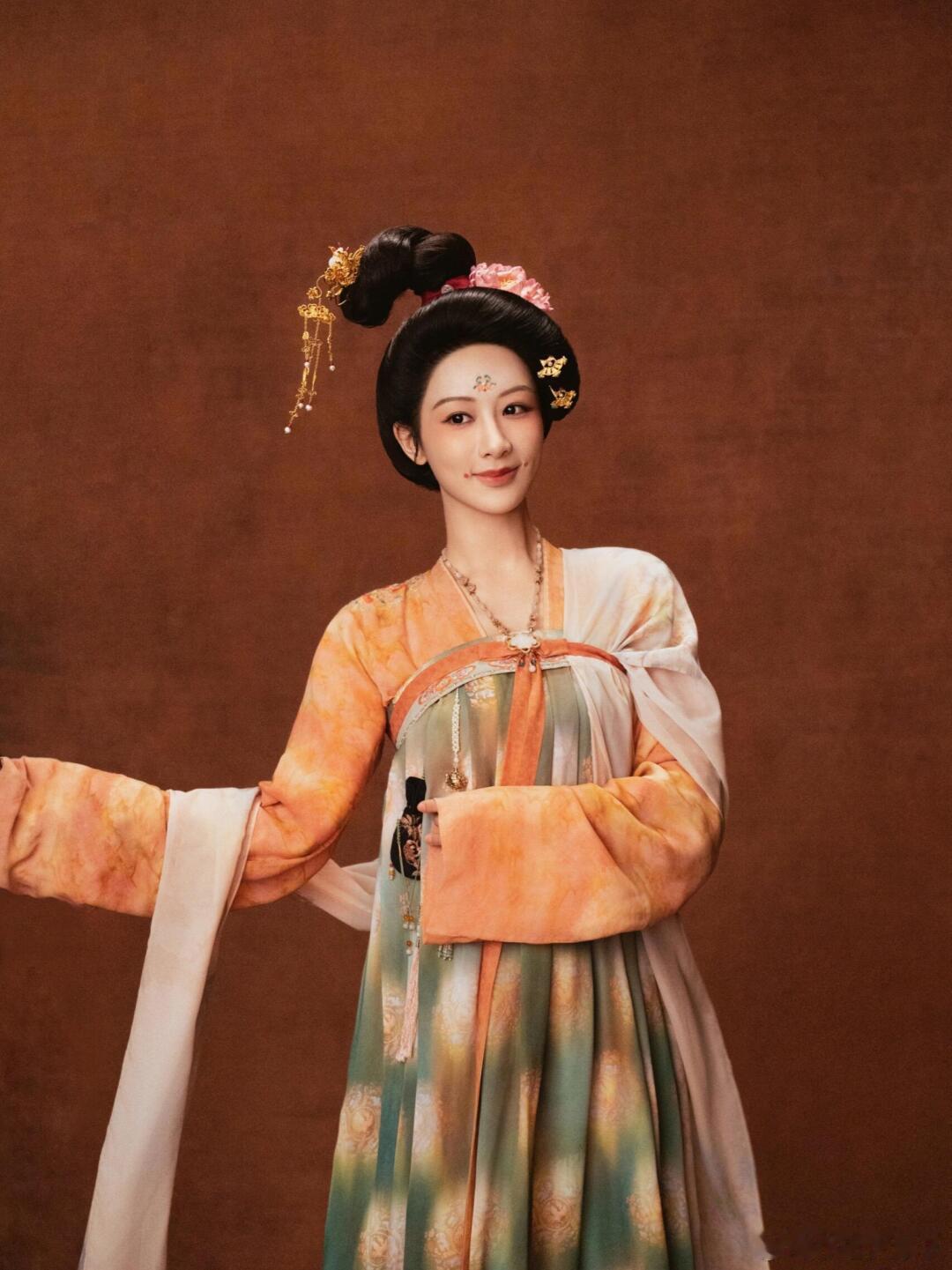 杨紫 养老剧 这妆造设计师请出道！杨紫美到让我怀疑人生😭😭“天哪！当杨紫身穿