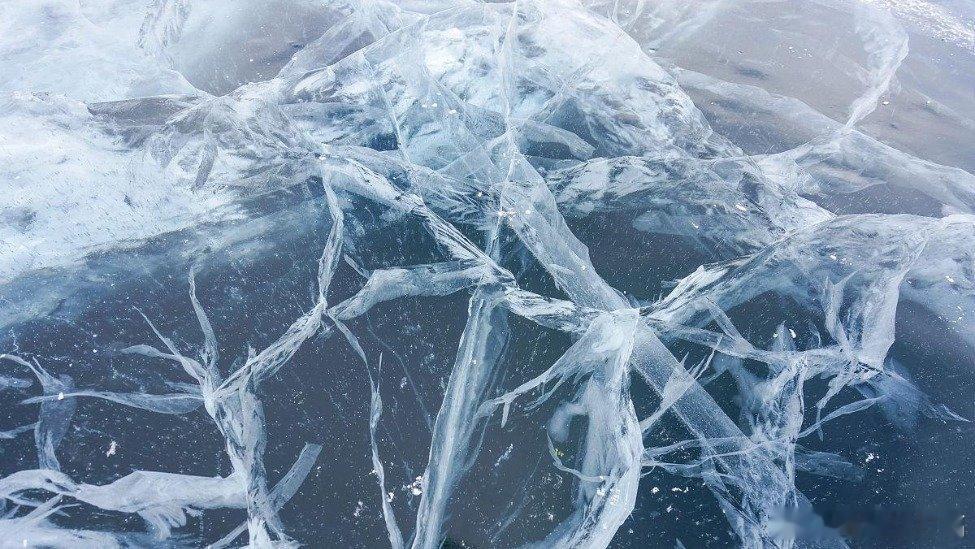 凤凰新闻【汽车坠入贝加尔湖，7名中国游客遇难】因冰面破裂沉湖...汽车坠入贝加尔