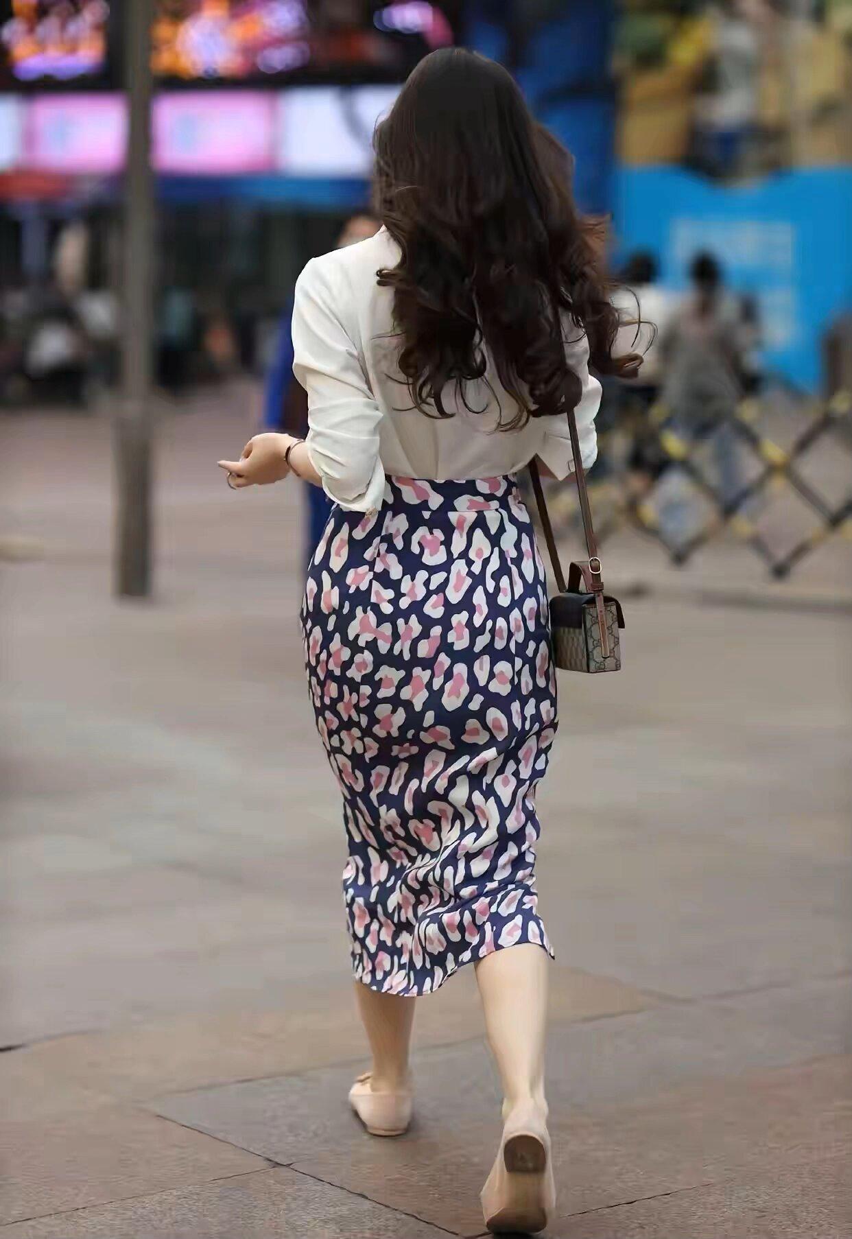 当伴侣长期不在身边时，很多女人是不会拒绝，对她好的任何异性。哪怕明知道对方有其他