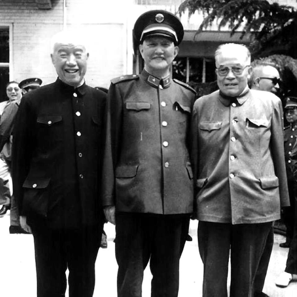 1962年2月，吉林农机厅厅长洪学智难得休息，正在家里收拾房间。这时，1位伟岸的