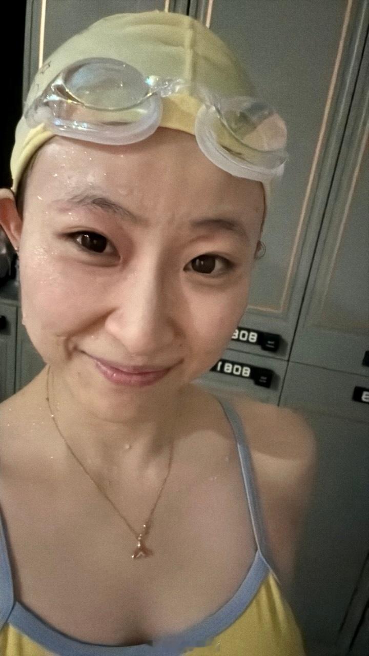 谁能拒绝下午酣畅淋漓游一小时🏊♀️晚上回家再diy一份美味百香果酒渍桃子🍑美