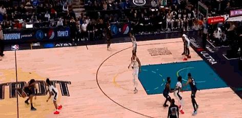 NBA天赋差距最直观的一幕，就这么发生了。
 
里德刚抹进内线，一个转身想躲，球
