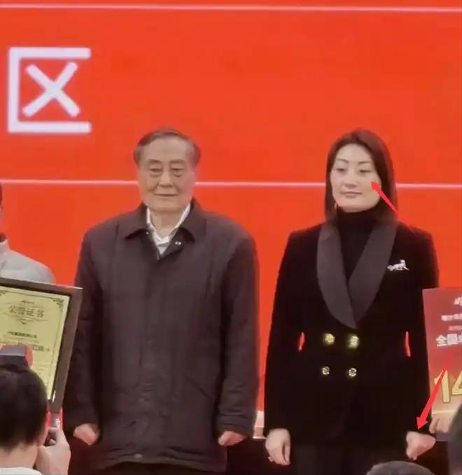 怪不得43岁的宗馥莉这么显老，原来是为了父亲的风流韵事伤透了脑筋啊。

主持人说