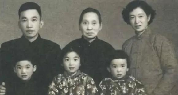 那晚，“一夫一妻”制的提倡者梁启超来到丫鬟的房间说：“我可以和你圆房，但是不能给