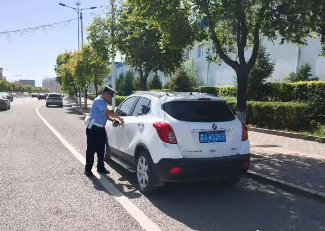 【拒乱停   保畅通】青城交警对近期乱停乱放行为
进行曝光，并呼吁大家共同监督，