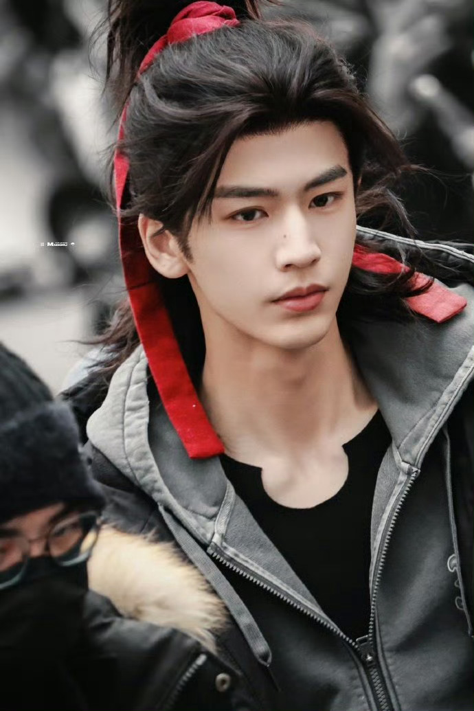 张凌赫红飘带高马尾红带束发，走路带风，是拽哥出街了。 