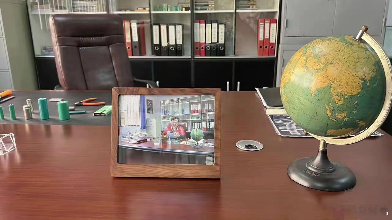 很喜欢这段话，脚踏实地，仰望星空。这张工位照，是比亚迪王传福董事长创业初期的真实