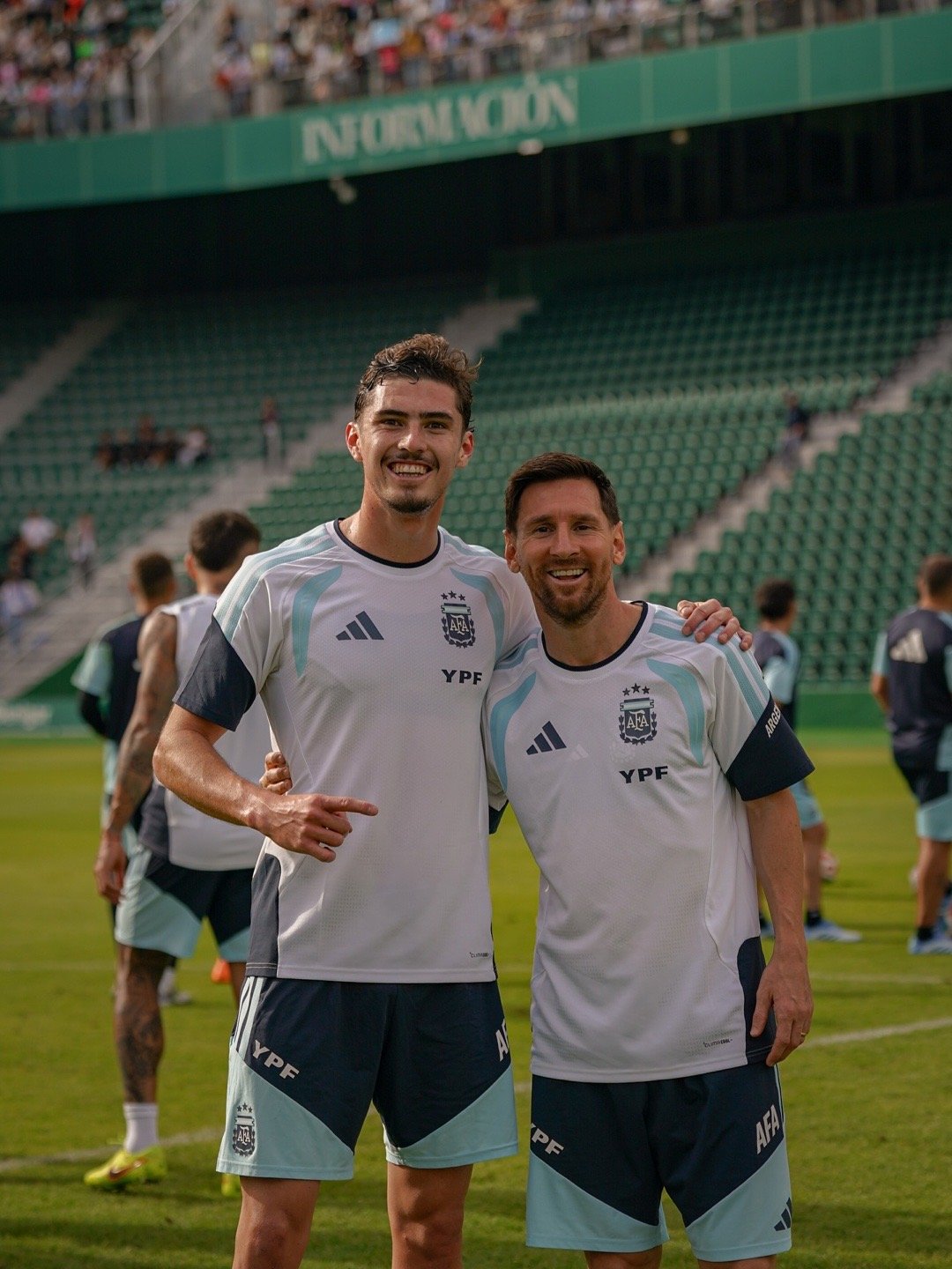 📲帕尼切利更新IG秀与梅西的合照：“我们中最好的！谢谢你让这么多人快乐。没有比