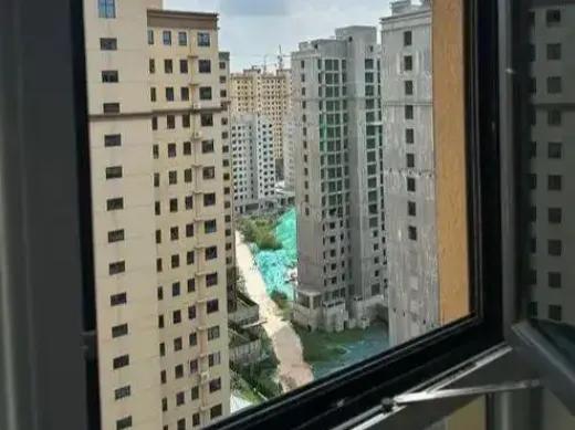 山东某小区，一哥们儿在家没拉窗帘光着身子溜达，被对面女邻居咔嚓一张，直接甩进40