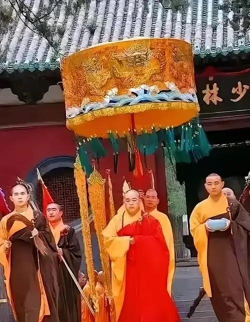 就冲花和尚做的这件事，他现在才出事已经算晚的了！他把古代帝王才能享受到的待遇搬到