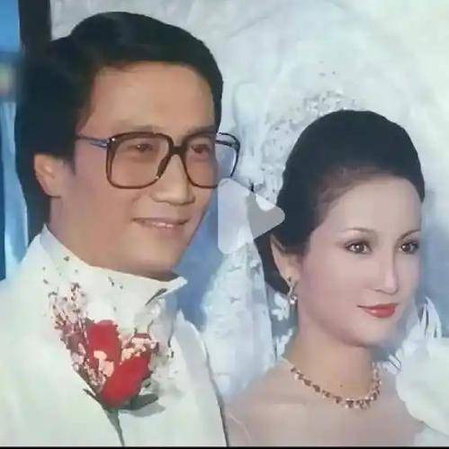 谢贤说发现狄波拉出轨后，两个人和平分手。

谢贤和狄波拉结婚有了孩子后，他天天在