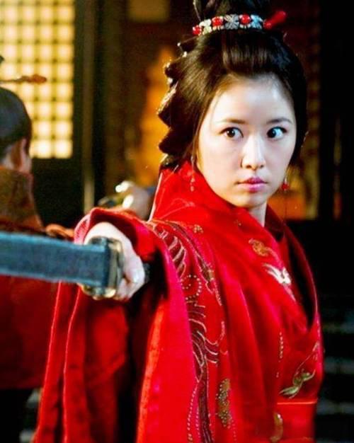 刘备为何不给孙尚香封号？
提起孙尚香，很多人第一反应是“刘备的孙夫人”。演义里写