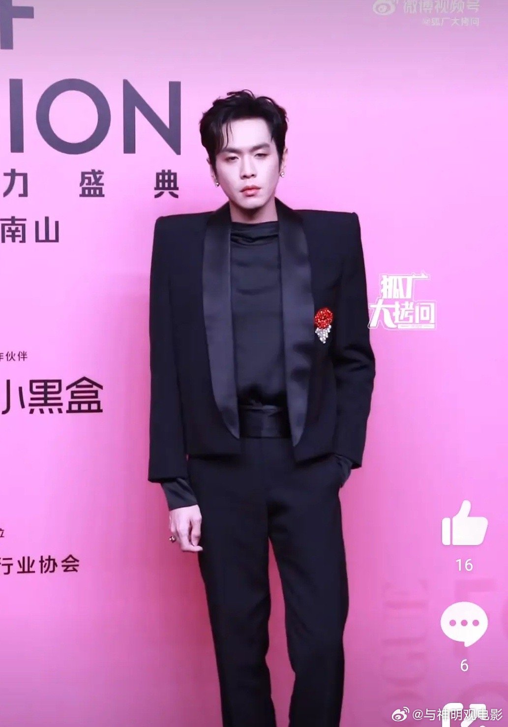 张若昀这直角肩，不太懂的审美和帅气[允悲] ​​​