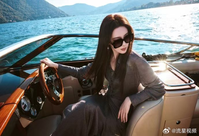 孟子义米兰海边游艇大片游艇海景加持，这条闪丝长裙上身效果太绝了孟子义闪丝修身长裙