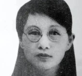 1909年，16岁的白薇与婆婆吵嘴，丈夫抡起凳子砸向她。突然，婆婆将她扑倒在地，