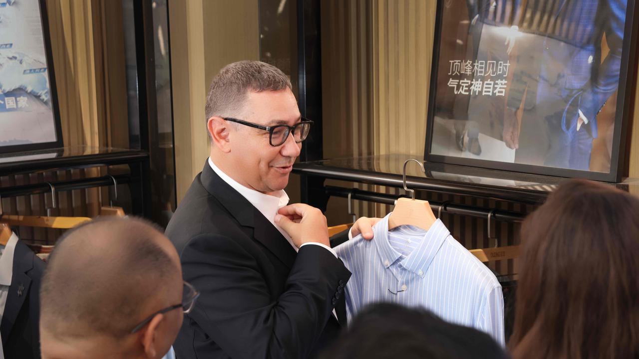 前段时间,老美政商团访华，全球目光都聚焦在中国。
世界人民都在关注你谈什么、穿什