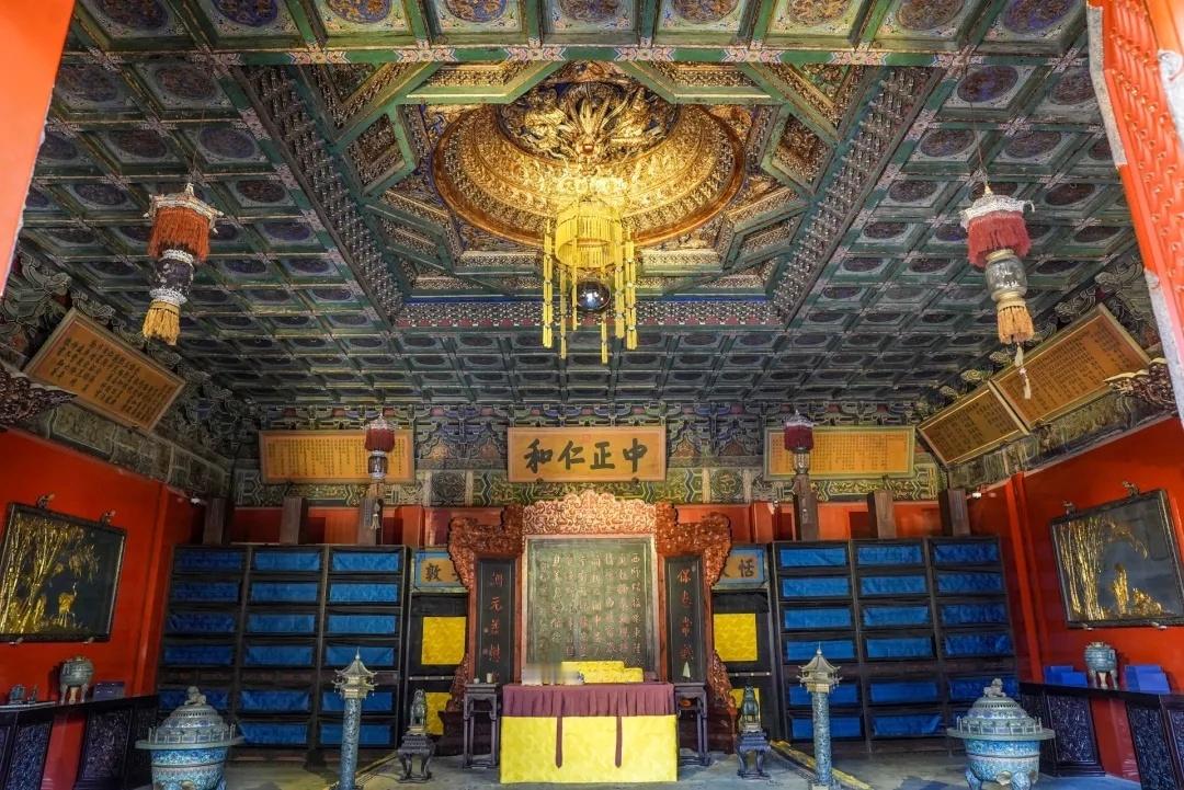 历时3661天，故宫博物院养心殿重新开张。殿门内，雍正御笔“中正仁和”匾高悬。隔