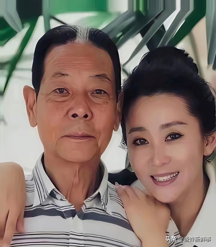 苗圃容貌、条件实在不差，为什么会嫁大19岁丈夫？苗圃五官精致舒展、身姿挺拔，作为