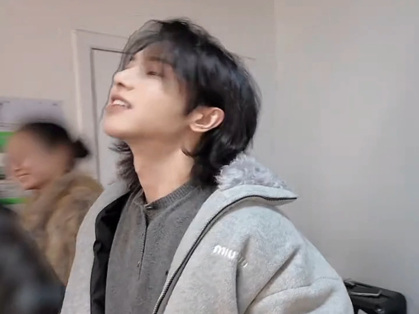 晨宇这发丝好蓬松飘逸！感觉不在一个图层上