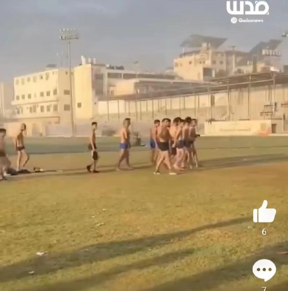 全副武装的犹太军队士兵脱去了部分阿拉伯人的衣裤，只允许手无寸铁的阿拉伯人穿短裤，