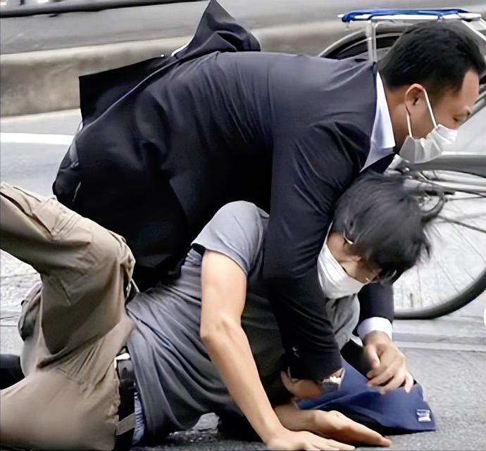刺杀安倍的凶手到底冤不冤？日本法终于院出了个大判决，凶手山上彻也被判了无期徒刑，