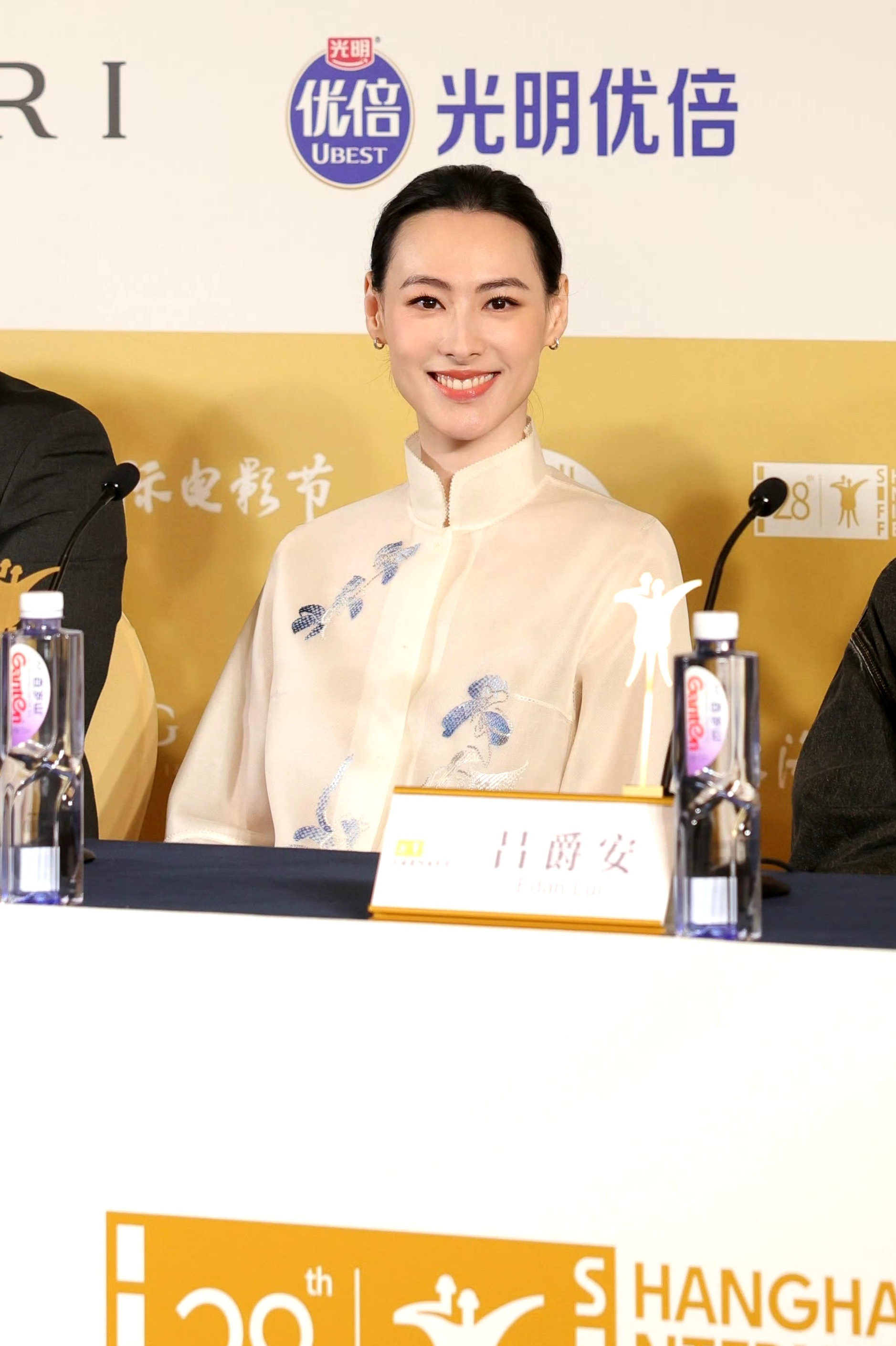 电影节这几天一直被梁洛施惊艳，这件中式立领更显得她气质拔群！而且那么高的领子，她