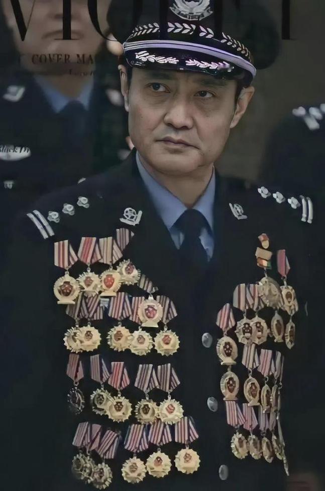 一位退休老刑警说：
“没事不要经常和朋友搅在一起，哪怕是过命的交情，家里的事不要