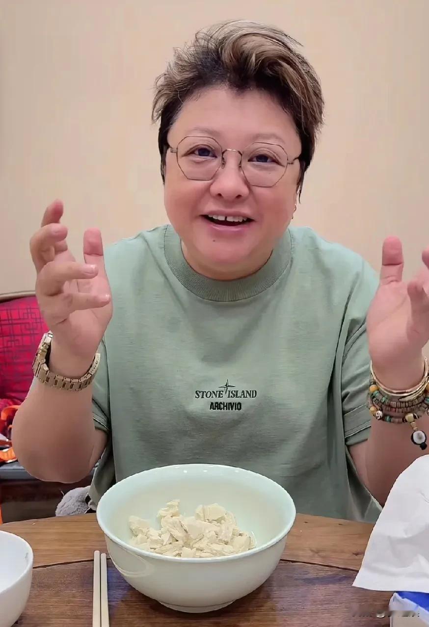 韩红，变化真大，瘦了很多，这是给我们分享羊肉泡馍，看着不错，韩老师是做公益的，非