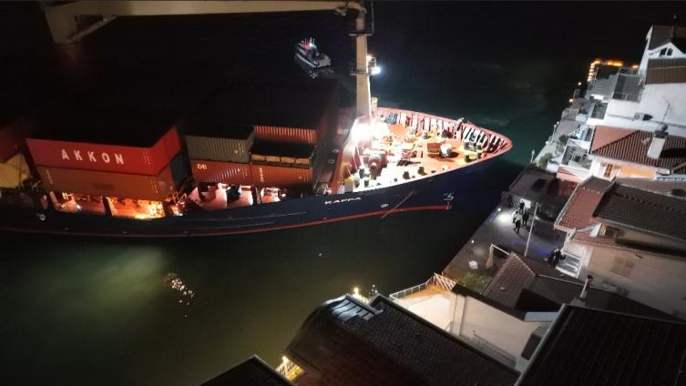 说堵就堵
当地时间4月28日凌晨，一艘悬挂土耳其国旗的集装箱船在位于土耳其伊斯坦