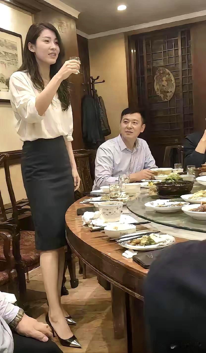 有人说，善交际和会喝酒的人容易升职，这不，这女子在不久前，公司领导见她会喝酒，就