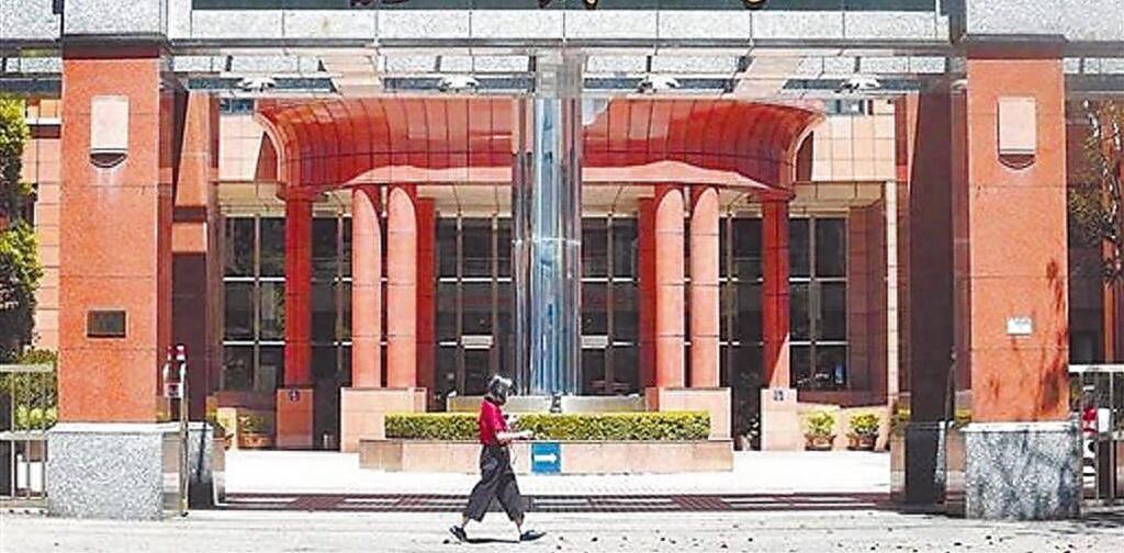 台湾人人羡慕的公务员铁饭碗，现在居然没人抢、还留不住了！

过去十年，台湾考公职