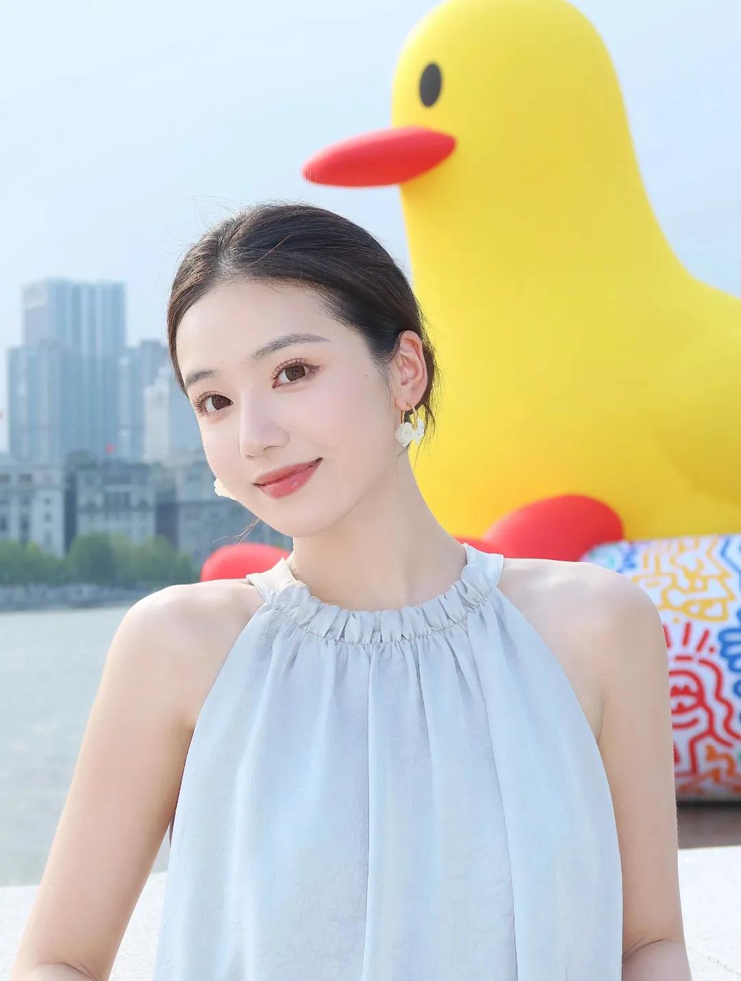 #记录我的8月生活#一只小黄鸭出现在上海外滩，快来快来拍照