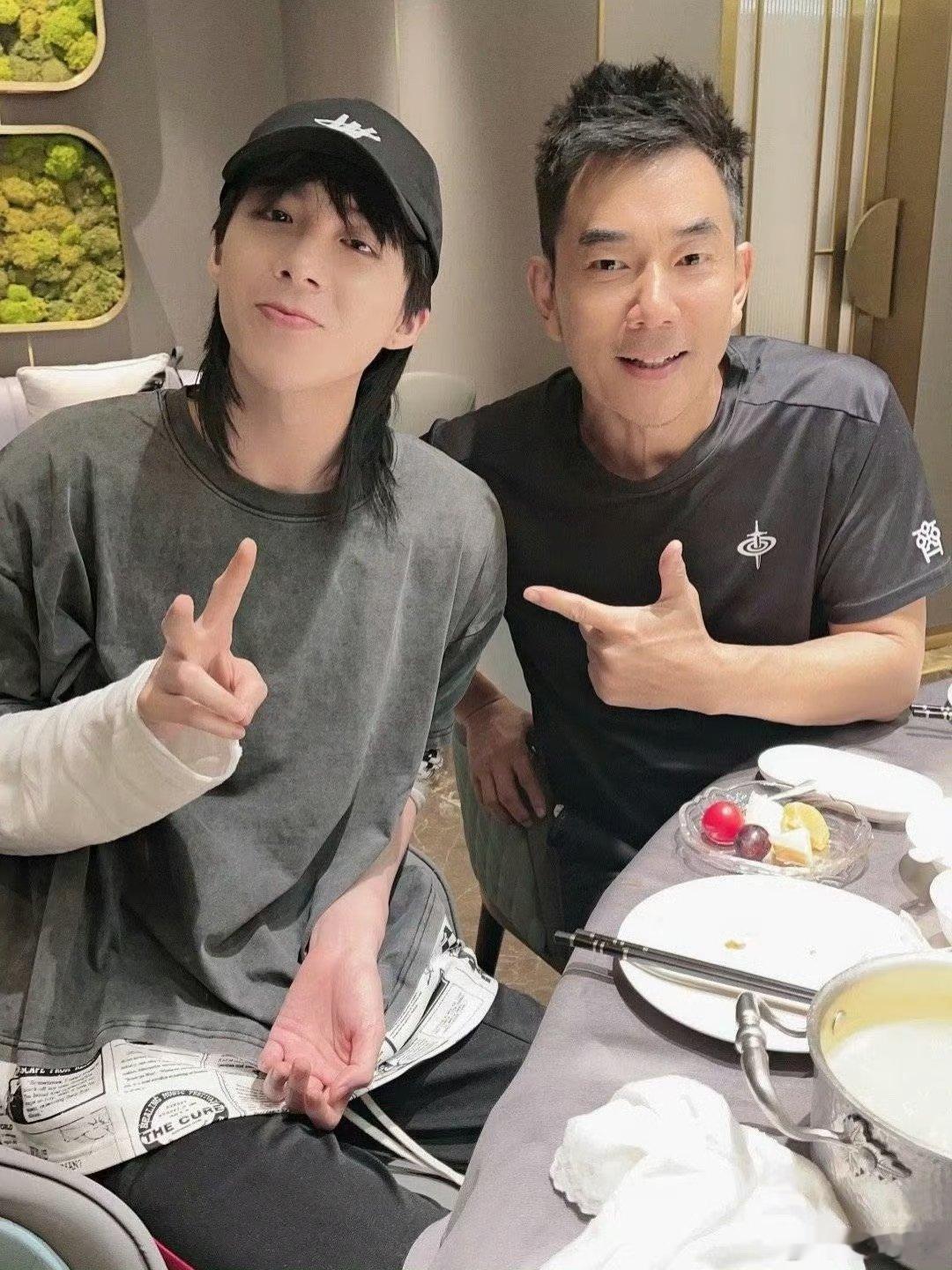 任贤齐刘宇宁同框刘宇宁任贤齐同框谁懂刘宇宁任贤齐同框的含金量啊，俩人状态绝了，还