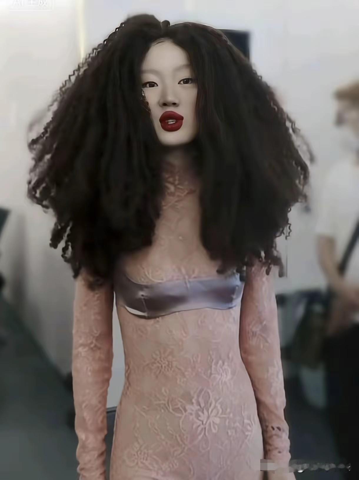 看到个图片，说是单依纯，我坚决不相信，我觉得单依纯不会那么傻，让别人往丑里使劲霍