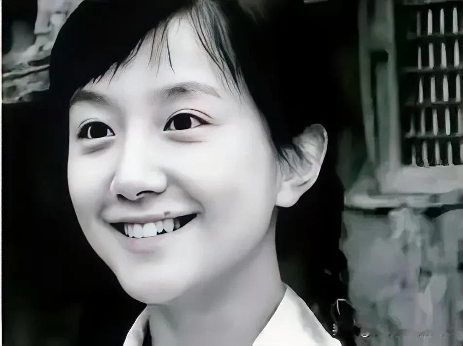 1978年，知青王鲁明被安排到云南一所中学当老师，在批改作业时，突然看到作业中夹