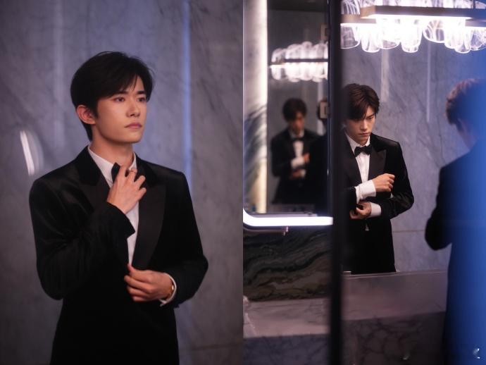 确实很夺目，太板正了叭！就这么拍，多发影帝的帅照，太招人喜欢了！