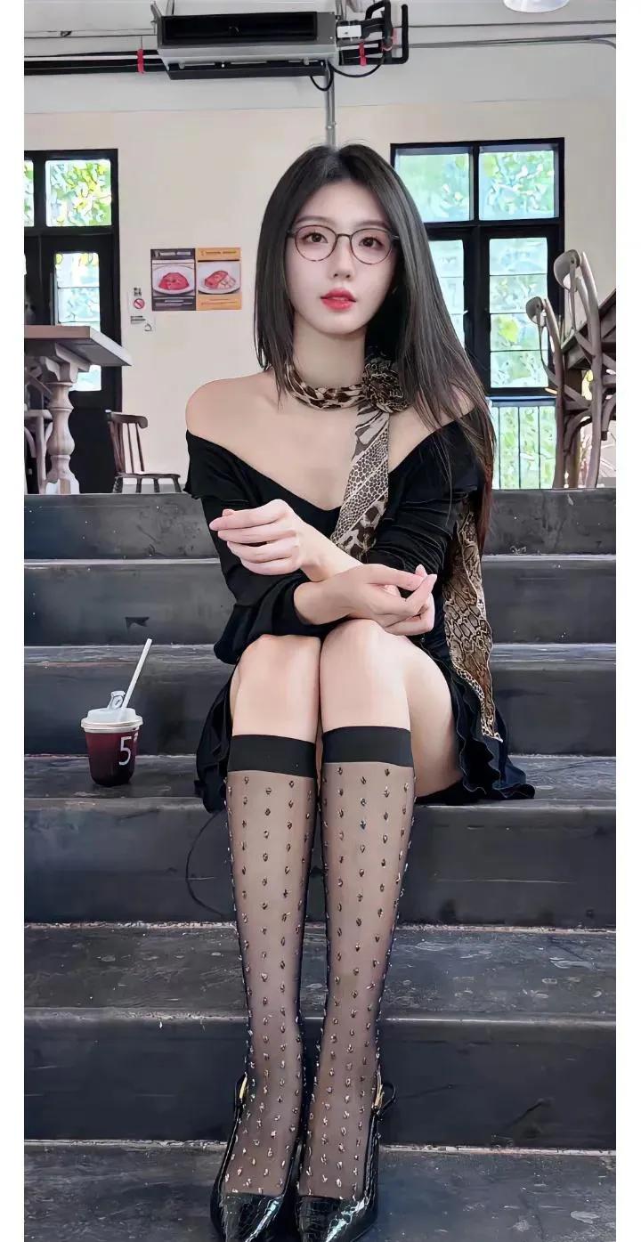 跪求P图大神，帮忙P本书上去，让人看起来更知性些！P图 p图 我是p图小达人 超