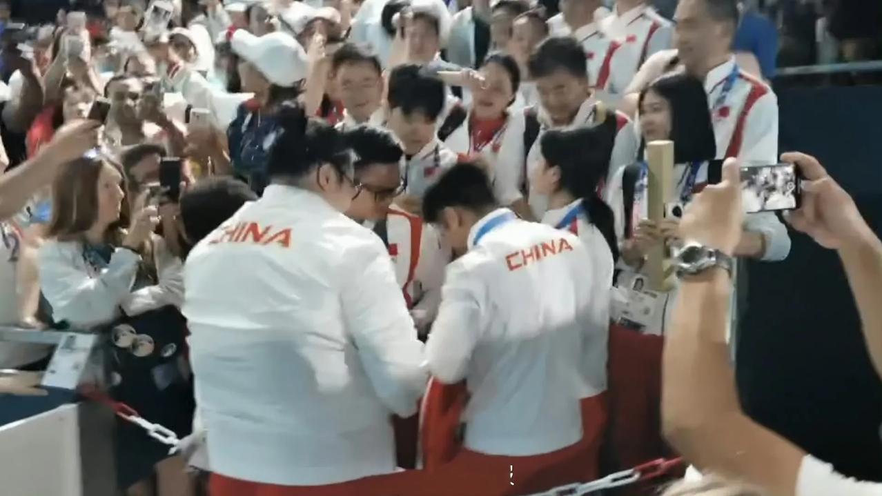 #举重队金牌都挂在了石智勇身上#

团结且有温度，这样的团队怎么能不成功！

被