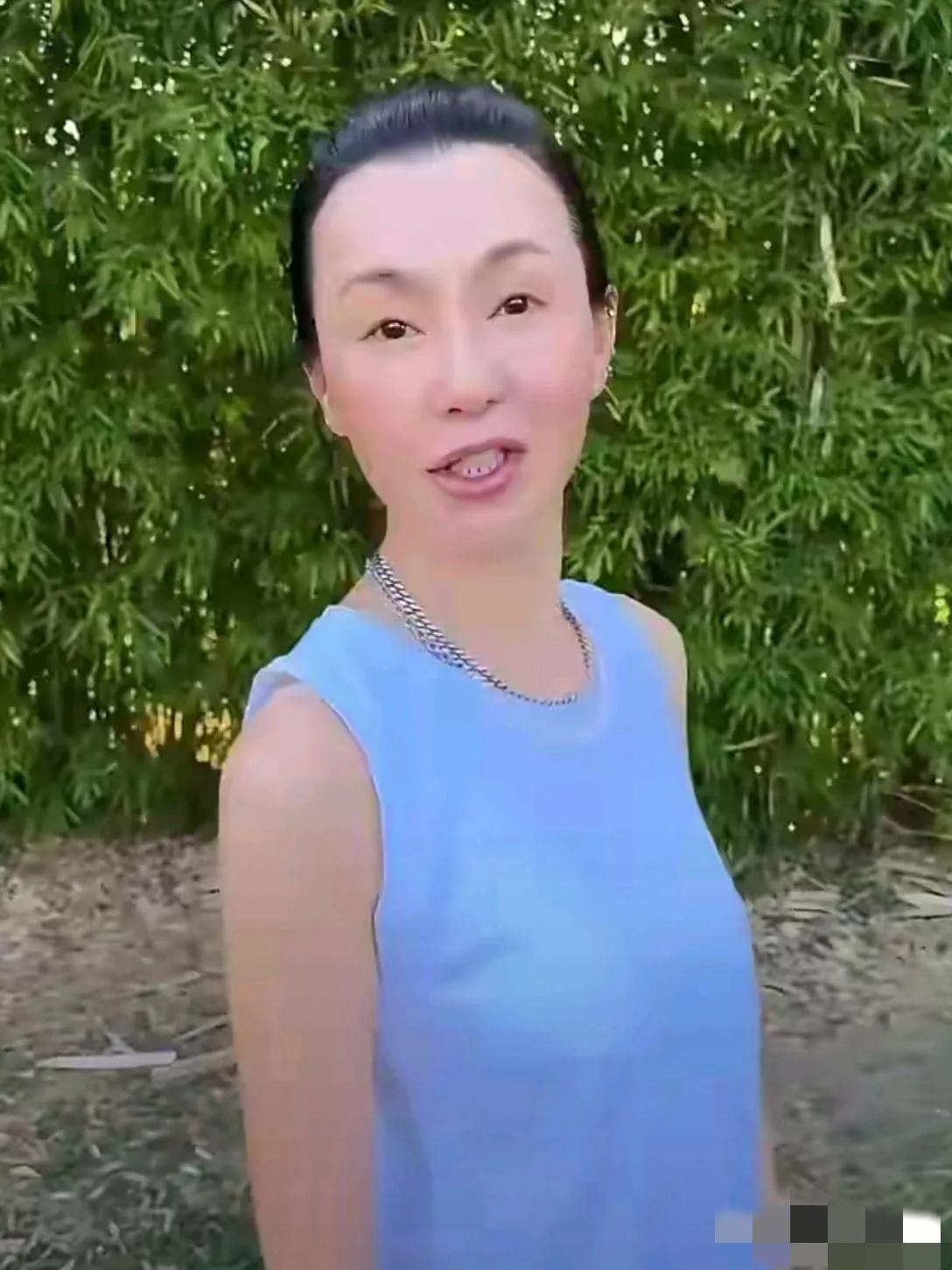 镜头中的张曼玉头长额宽，面孔馒化，双腮染赤，眉短嘴咧，眼睛三角眼，村范儿十足，老