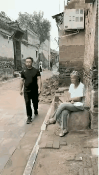 高手在民间啊！一个小伙子路过一条老巷子，只见他身姿挺拔，步伐轻快，眼神中透着一股