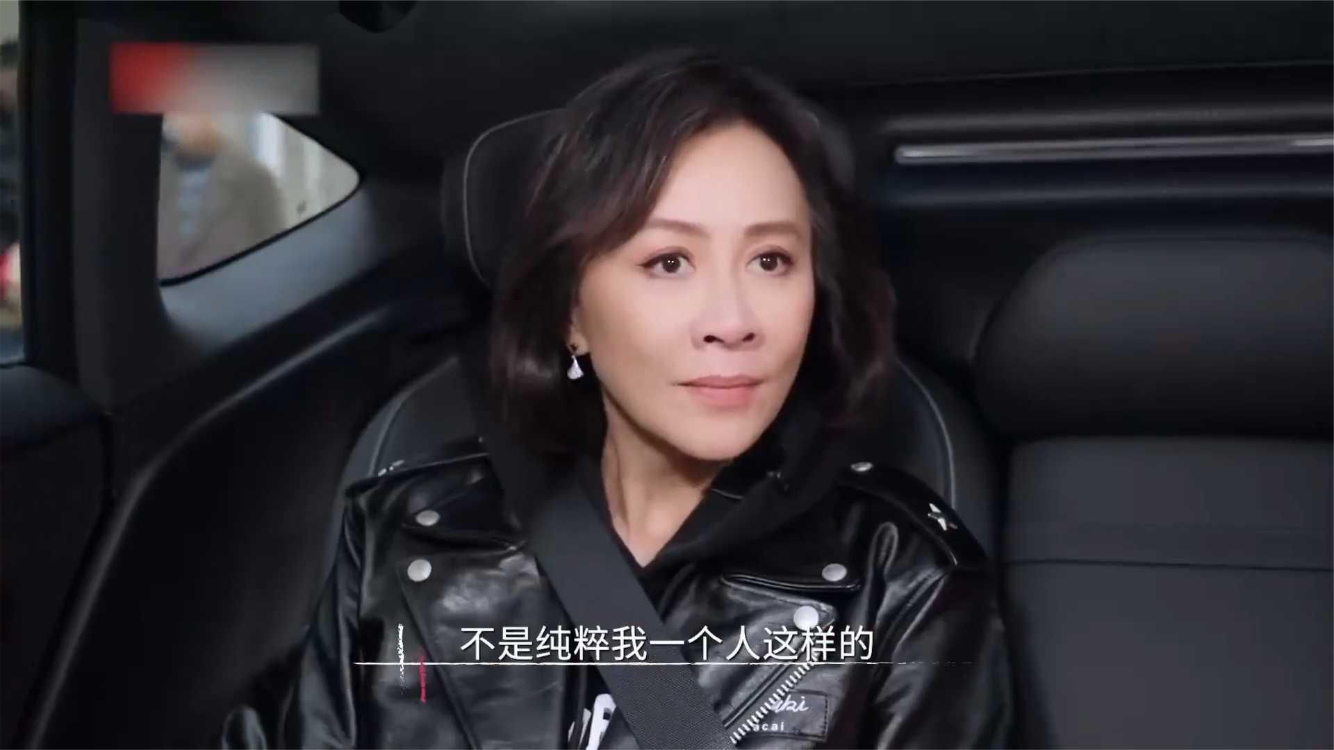 莫文蔚有多爱自己的美腿！连弹古筝都要秀出来，太性感了丨嘉人