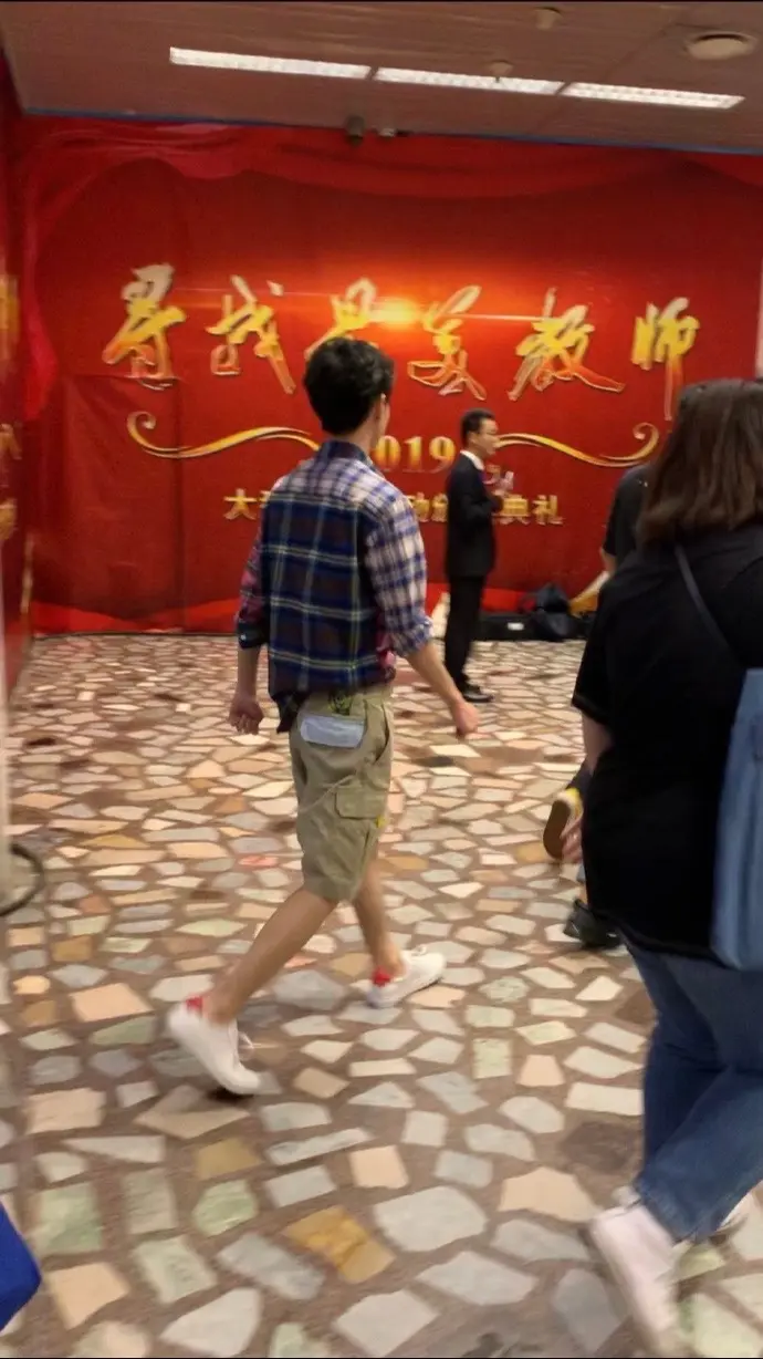 没见过的偶遇系列 光看背影就很心动🥰